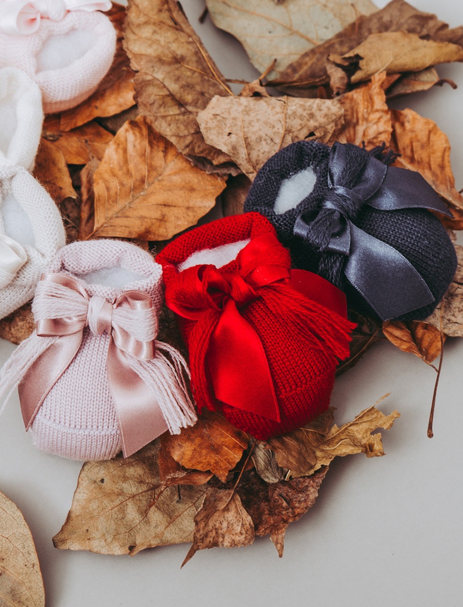 Wool baby booties with yarn bow
