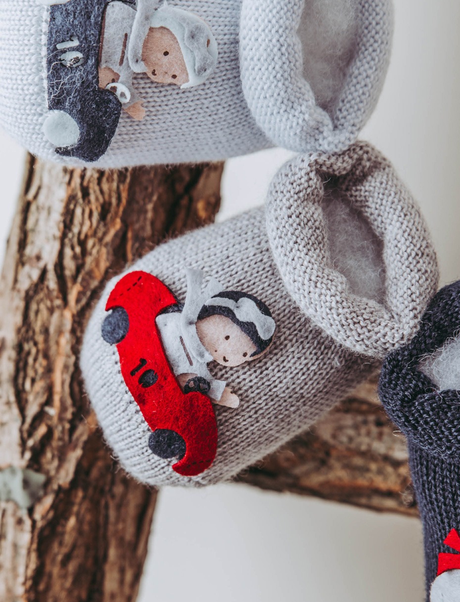 Baby shoes in wool with toy car